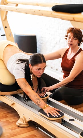 Vrouw doet een GYROTONIC oefening